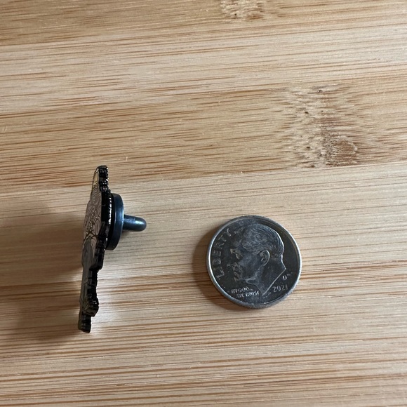 Bernie Sanders Iconic Pin - Picture 3 of 4